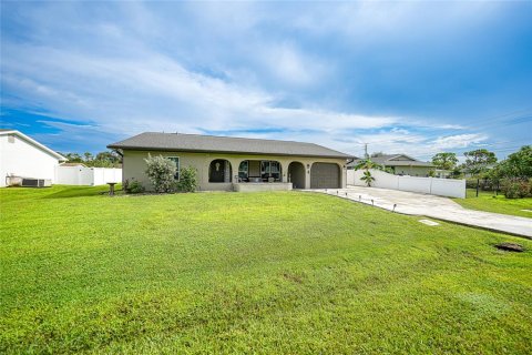 House in Port Charlotte, Florida 4 bedrooms, 146.69 sq.m. № 1337504 - photo 1