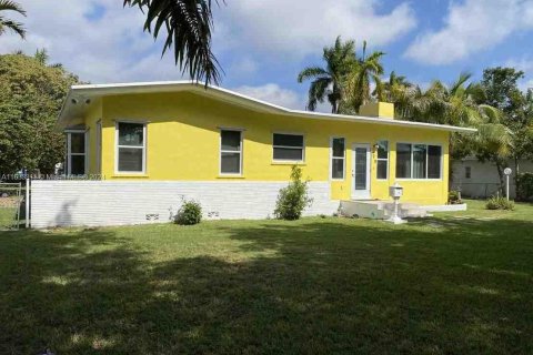 House in Miami, Florida 5 bedrooms, 184.41 sq.m. № 1294244 - photo 2