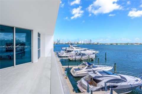 Copropriété à vendre à North Miami Beach, Floride: 2 chambres, 154.87 m2 № 1309519 - photo 1