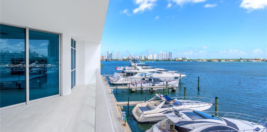 Condominio en North Miami Beach, Florida, 2 dormitorios  № 1309519