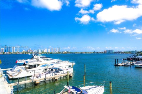 Condominio en venta en North Miami Beach, Florida, 2 dormitorios, 154.87 m2 № 1309519 - foto 11