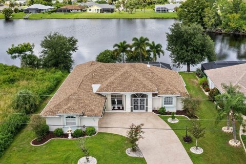 Villa ou maison à vendre à Port Charlotte, Floride: 3 chambres, 236.16 m2 № 1350503 - photo 1