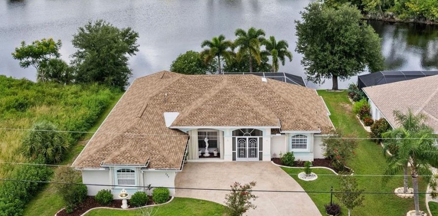 Villa ou maison à Port Charlotte, Floride 3 chambres, 236.16 m2 № 1350503