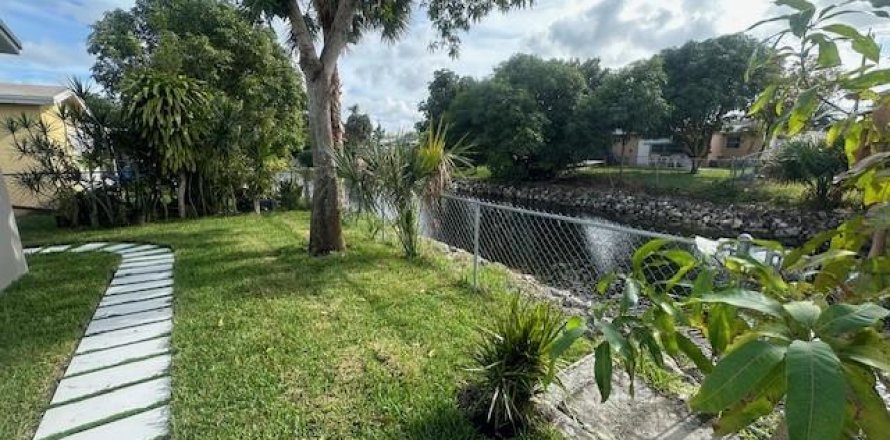 House in North Lauderdale, Florida 4 bedrooms, 125.05 sq.m. № 869360