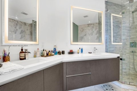 Condo in Miami, Florida, 1 bedroom  № 1380310 - photo 11