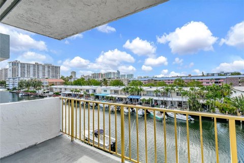 Condo in North Miami Beach, Florida, 1 bedroom  № 1380308 - photo 13