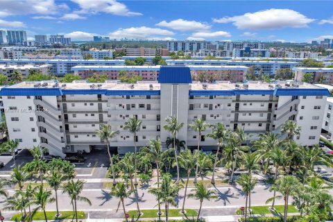 Copropriété à vendre à North Miami Beach, Floride: 1 chambre, 76.74 m2 № 1380308 - photo 1