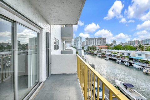 Copropriété à vendre à North Miami Beach, Floride: 1 chambre, 76.74 m2 № 1380308 - photo 12