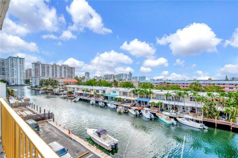 Condo in North Miami Beach, Florida, 1 bedroom  № 1380308 - photo 10