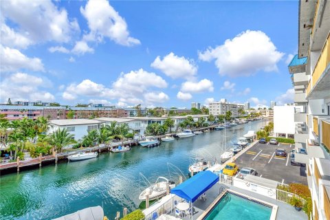 Copropriété à vendre à North Miami Beach, Floride: 1 chambre, 76.74 m2 № 1380308 - photo 11