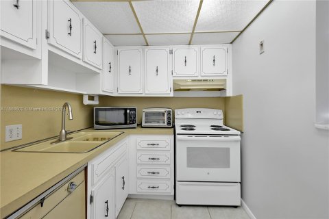 Condo in North Miami Beach, Florida, 1 bedroom  № 1380308 - photo 15