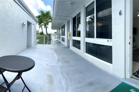 Condo in Pompano Beach, Florida, 1 bedroom  № 968223 - photo 12