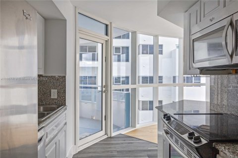 Condo in Miami Beach, Florida, 2 bedrooms  № 1386095 - photo 29