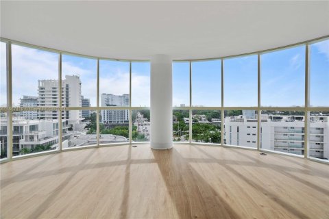 Condo in Miami Beach, Florida, 2 bedrooms  № 1386095 - photo 1