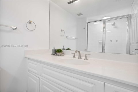 Condo in Miami Beach, Florida, 2 bedrooms  № 1386095 - photo 17