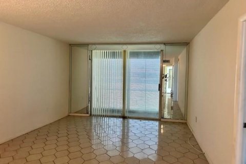 Condominio en venta en Tamarac, Florida, 1 dormitorio, 69.68 m2 № 1135468 - foto 9