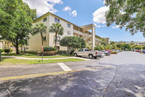 Condo in Coconut Creek, Florida, 2 bedrooms  № 1135467 - photo 16