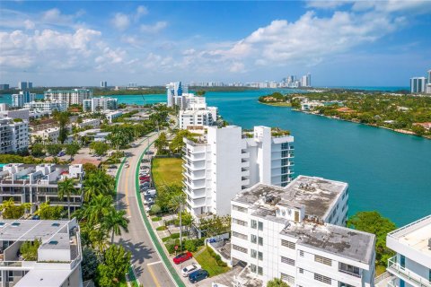 Condo in Bay Harbor Islands, Florida, 2 bedrooms  № 1357279 - photo 7