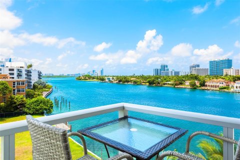 Condominio en alquiler en Bay Harbor Islands, Florida, 2 dormitorios, 106.84 m2 № 1357279 - foto 1