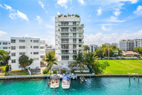 Copropriété à louer à Bay Harbor Islands, Floride: 2 chambres, 106.84 m2 № 1357279 - photo 8