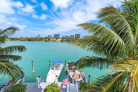 Condo in Bay Harbor Islands, Florida, 2 bedrooms  № 1357279 - photo 13