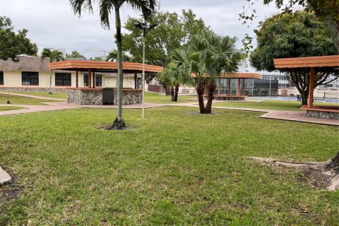 Condo in Lauderdale Lakes, Florida, 2 bedrooms  № 1005287 - photo 2