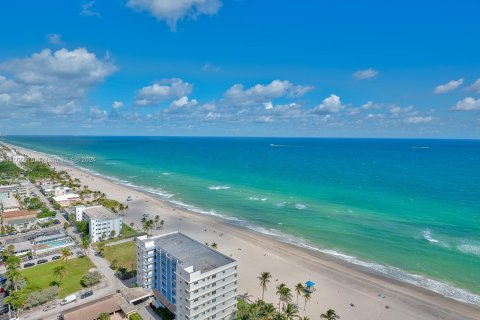 Condo in Hollywood, Florida, 2 bedrooms  № 1078005 - photo 1