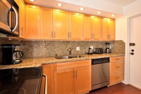 Condo in Hollywood, Florida, 2 bedrooms  № 1078005 - photo 7