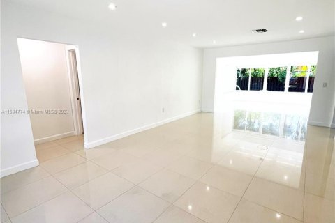 Casa en venta en Surfside, Florida, 4 dormitorios, 184.6 m2 № 912721 - foto 20