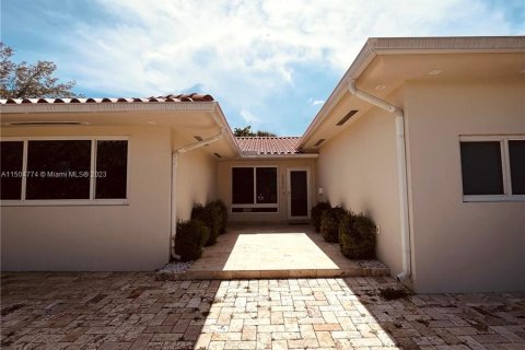 Casa en venta en Surfside, Florida, 4 dormitorios, 184.6 m2 № 912721 - foto 1