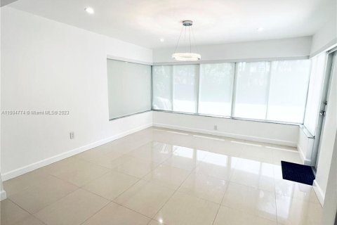 Casa en venta en Surfside, Florida, 4 dormitorios, 184.6 m2 № 912721 - foto 2
