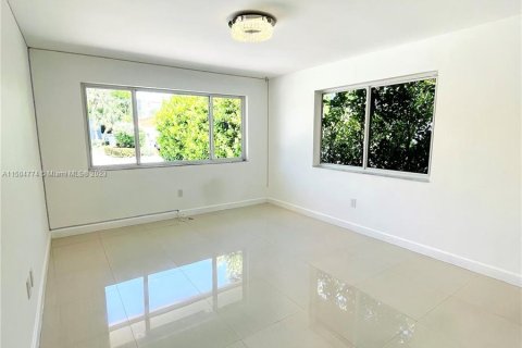 Casa en venta en Surfside, Florida, 4 dormitorios, 184.6 m2 № 912721 - foto 26