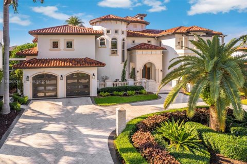 Villa ou maison à vendre à North Miami Beach, Floride: 5 chambres, 486.99 m2 № 739495 - photo 1
