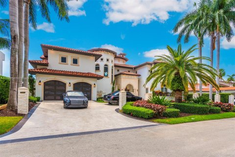 Villa ou maison à vendre à North Miami Beach, Floride: 5 chambres, 486.99 m2 № 739495 - photo 2