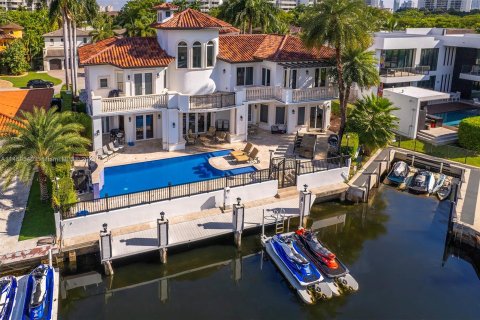 Villa ou maison à vendre à North Miami Beach, Floride: 5 chambres, 486.99 m2 № 739495 - photo 4