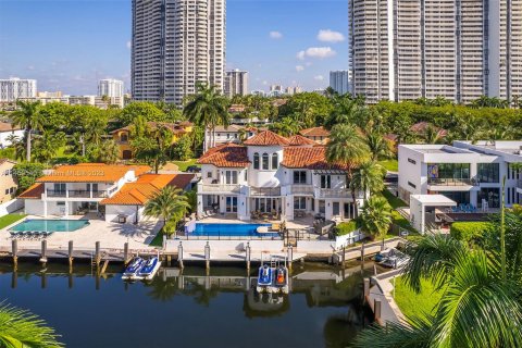 Villa ou maison à vendre à North Miami Beach, Floride: 5 chambres, 486.99 m2 № 739495 - photo 3