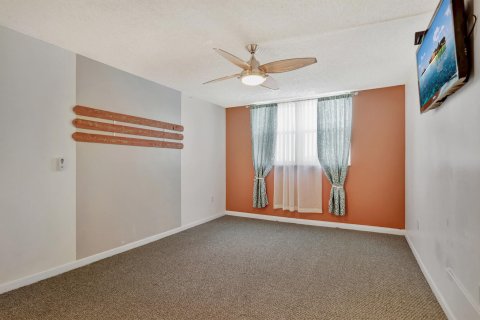 Condo in Tamarac, Florida, 2 bedrooms  № 956926 - photo 21