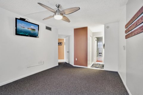 Condo in Tamarac, Florida, 2 bedrooms  № 956926 - photo 20