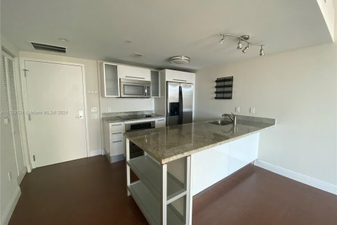 Condominio en venta en Miami, Florida, 1 dormitorio, 73.3 m2 № 1081177 - foto 1