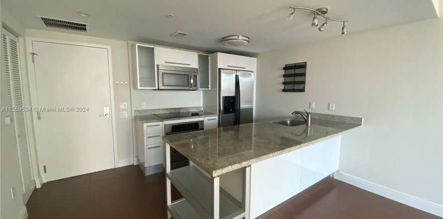 Condominio en Miami, Florida, 1 dormitorio  № 1081177