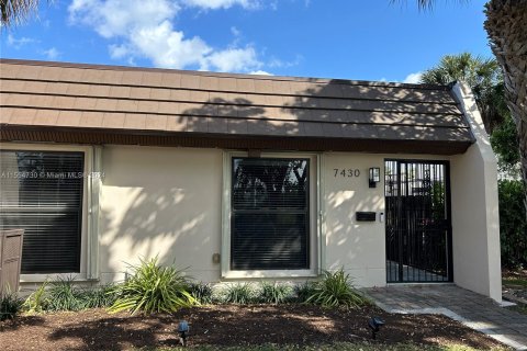 Townhouse in Miami Lakes, Florida 3 bedrooms, 123.84 sq.m. № 1104147 - photo 1