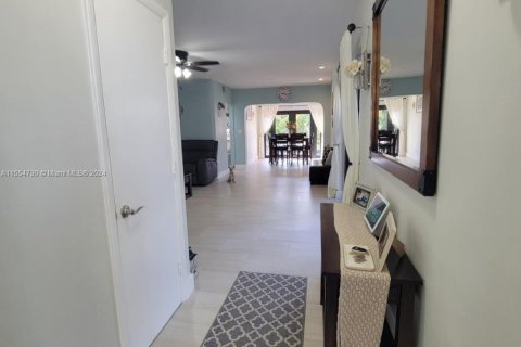 Townhouse in Miami Lakes, Florida 3 bedrooms, 123.84 sq.m. № 1104147 - photo 25