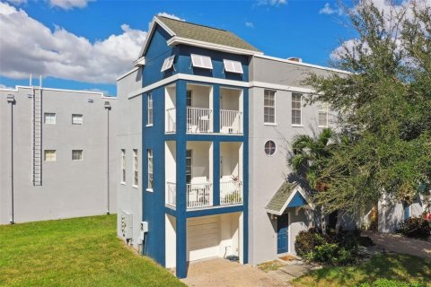 Adosado en venta en Tampa, Florida, 3 dormitorios, 167.97 m2 № 1413207 - foto 1