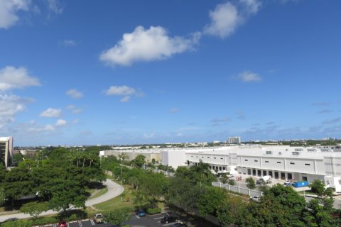 Condo in Pompano Beach, Florida, 2 bedrooms  № 1098670 - photo 1