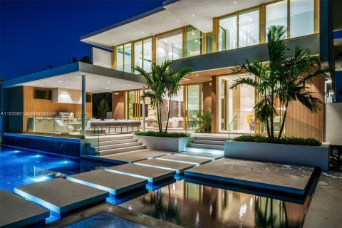 Villa ou maison à vendre à Miami Beach, Floride: 6 chambres, 717.11 m2 № 1009148 - photo 1