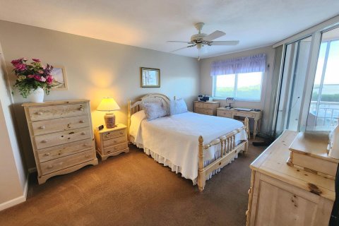 Condo in Hutchinson Island South, Florida, 2 bedrooms  № 981792 - photo 27