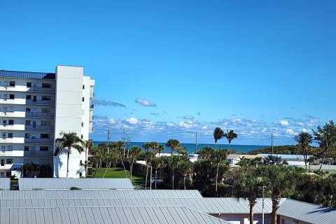 Condo in Hutchinson Island South, Florida, 2 bedrooms  № 981792 - photo 17