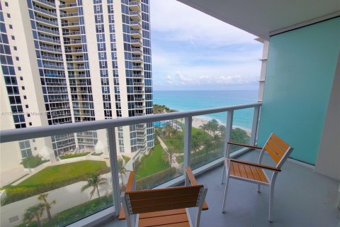 Condominio en venta en Sunny Isles Beach, Florida, 33.44 m2 № 1011122 - foto 23