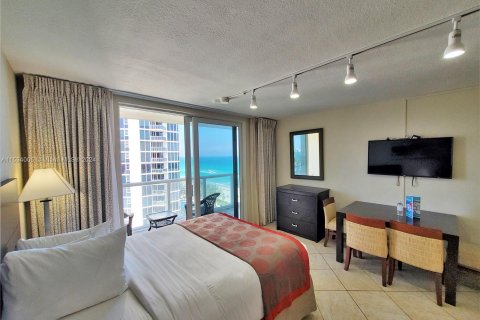 Condominio en venta en Sunny Isles Beach, Florida, 33.44 m2 № 1011122 - foto 9