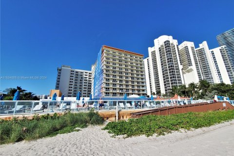 Condominio en venta en Sunny Isles Beach, Florida, 33.44 m2 № 1011122 - foto 15